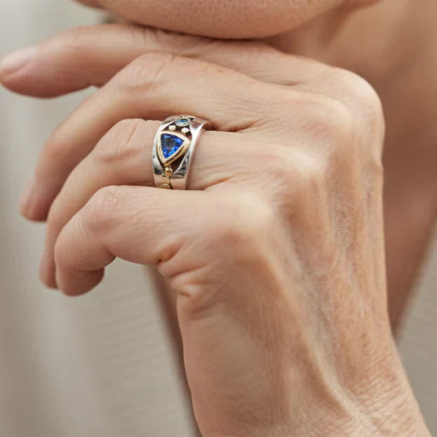 Zeitloser Ring aus Bicolor-Metall mit blauem Edelstein und Goldakzenten