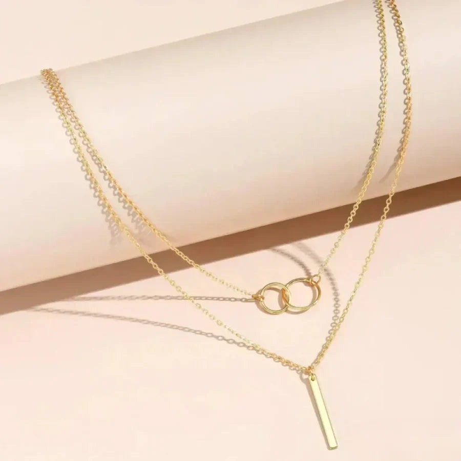 Mehrreihige Kette mit Ringen und elegantem Stab-Anhänger