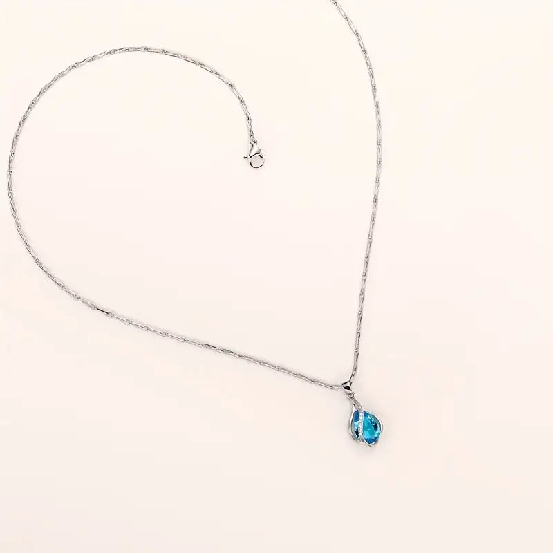 Edle Halskette mit blauem Aquamarin-Tropfen und Zirkonia-Akzenten
