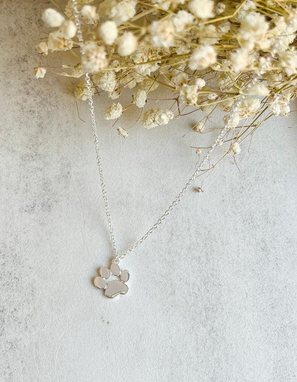 Elegante Kette mit Tierpfoten-Anhänger aus robustem Metall