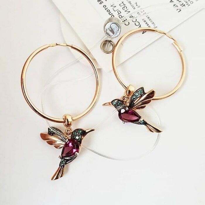 Roségoldene Kolibri-Creolen mit funkelnden Edelsteinen für einen eleganten Look