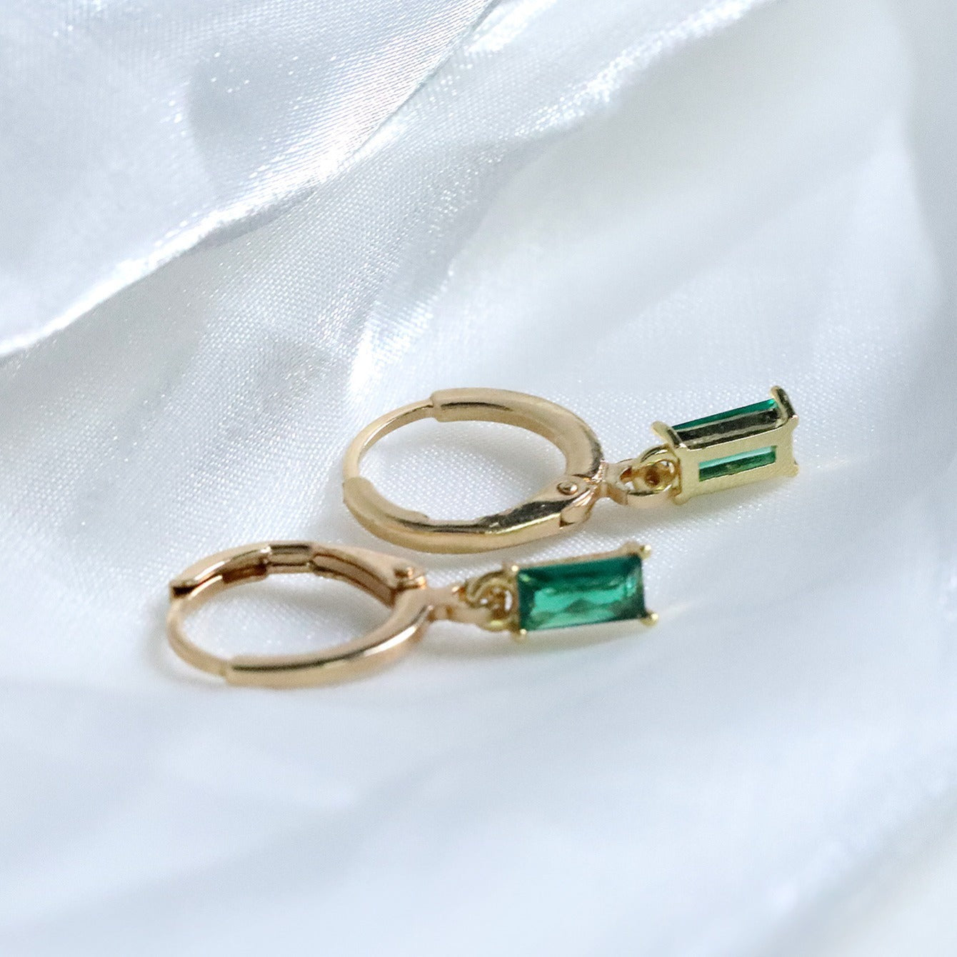 Elegante grüne Smaragd-Creolen mit Zirkonia-Stein für Damen