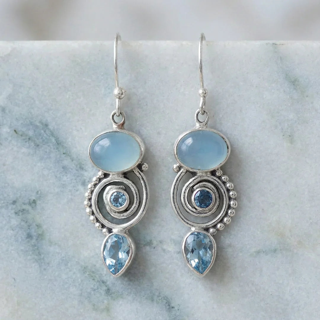 Himmelblaue Chalcedon- und Topas-Ohrringe im spiralförmigen Design