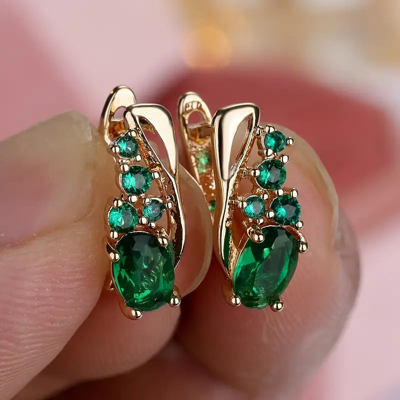 Elegante Ohrringe mit grünen Smaragd-ähnlichen Edelsteinen im Goldton