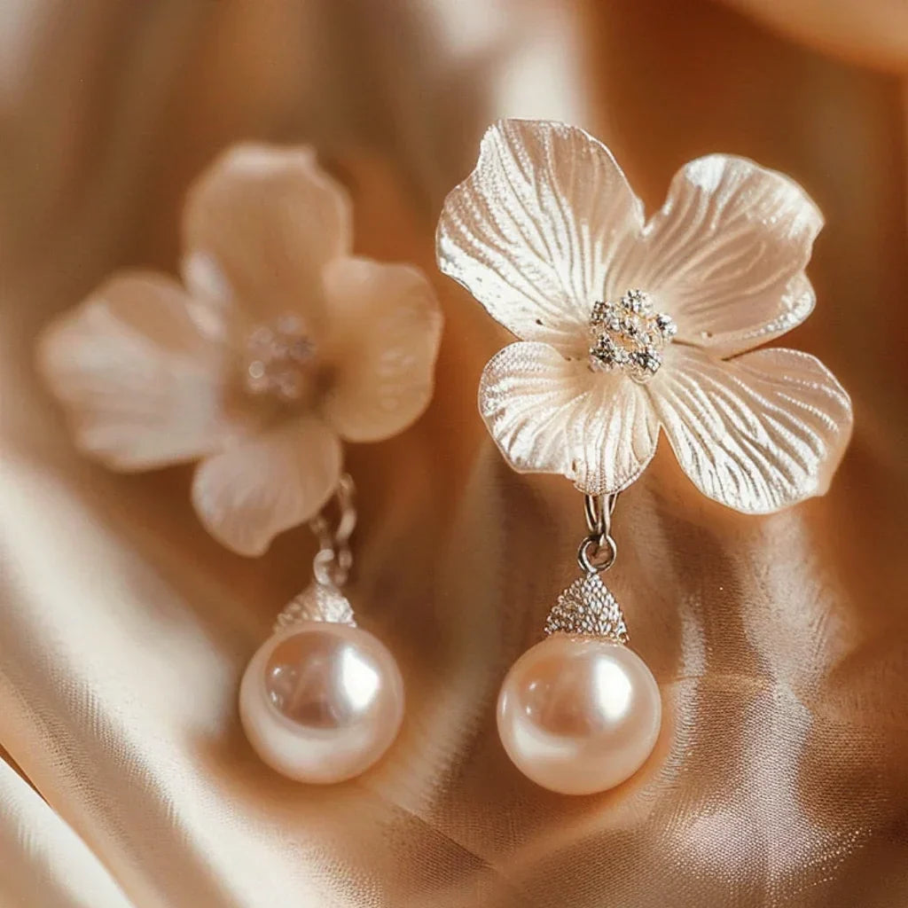 Elegante Blütenohrringe mit Süßwasserperlen und glitzernden Details