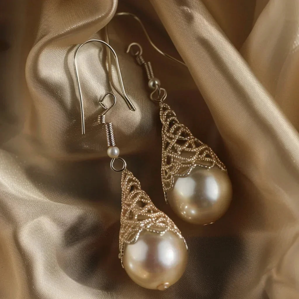 Elegante Tropfenohrringe mit Perlen und filigranem Metallgeflecht