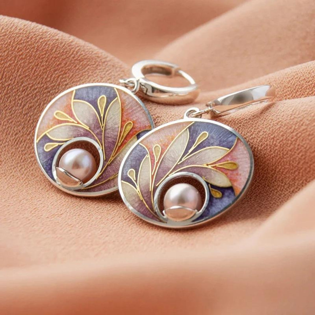 Elegante Ohrhänger mit Emaille-Blätter-Design und zarten Perlen