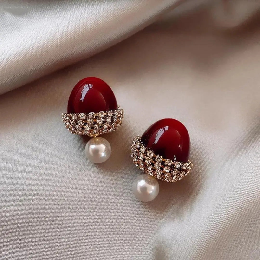 Elegante rote Cabochon-Ohrstecker mit Strass und Perlenanhängern