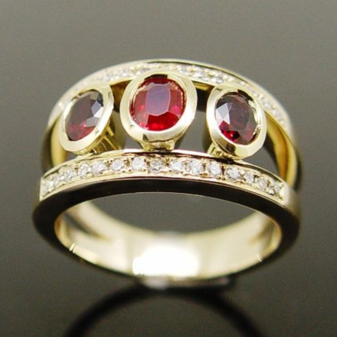 Vintage-Goldring mit rotem Zirkon
