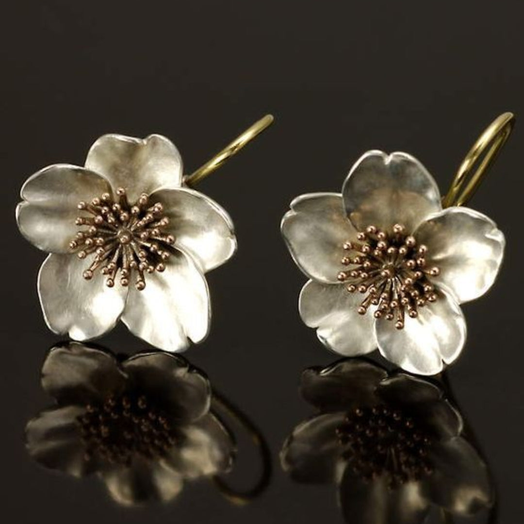 Blumen-Ohrringe mit zarten Blütenblättern und filigraner Mitte
