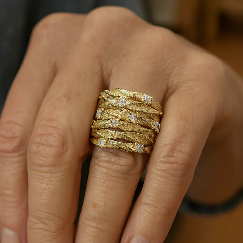 Goldener Vintage-Ring mit Steinen