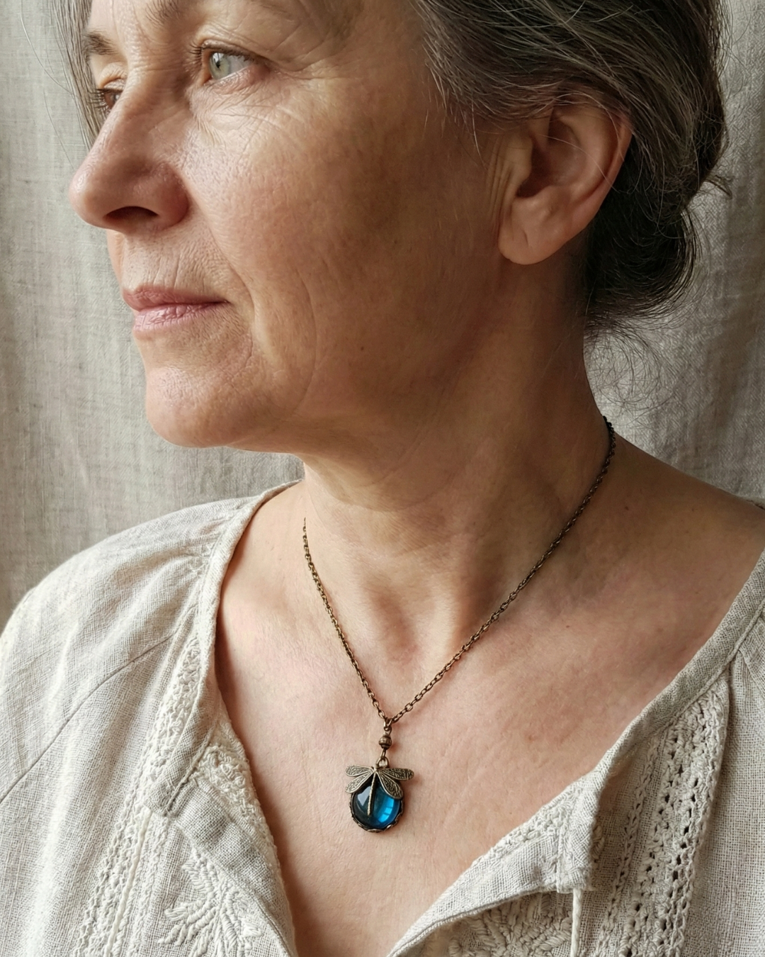 Bronze Libellen-Halskette mit facettiertem tiefblauen Glasstein
