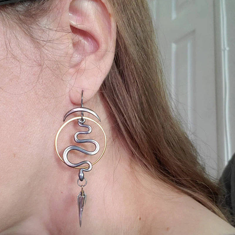Mystische Spiral-Schlangen-Ohrringe mit Halbmond und Dolch-Details