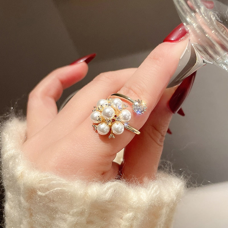 Verstellbarer Ring mit Flaumperlen