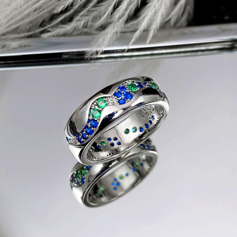 Vintage-Edelstahlring mit blauen und grünen Kristallen