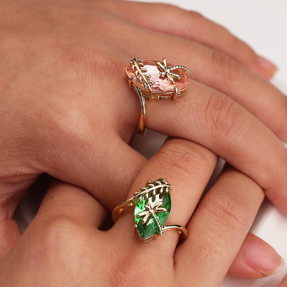 Vintage-Ring mit Kristall und Libelle