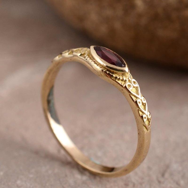 Goldener Vintage-Ring mit rotem Kristall