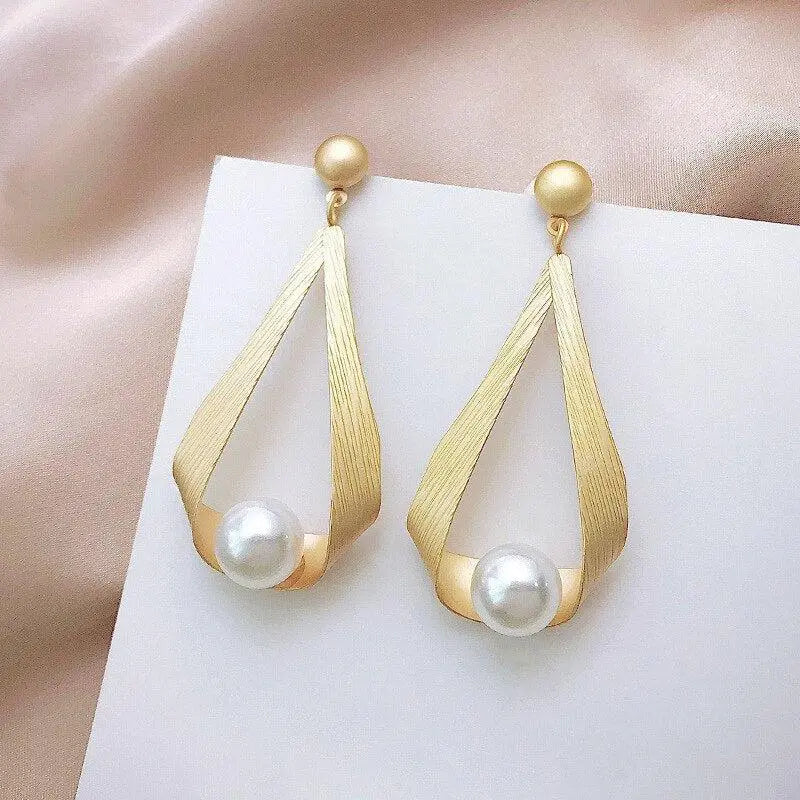 Elegante Perlenohrringe in mattem Goldton mit schwebenden Details