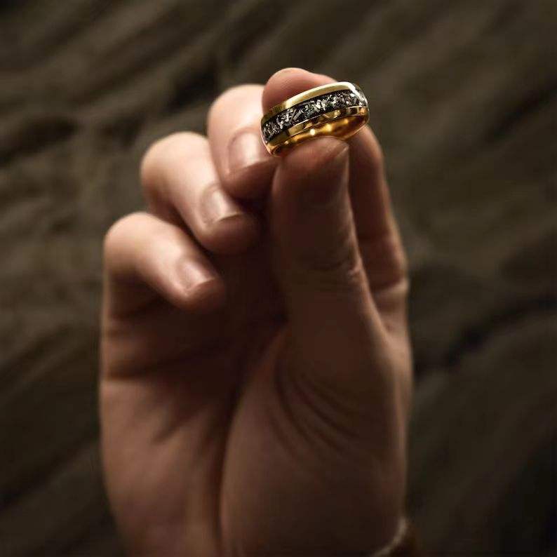 Edelstahlring mit Silberblecheinlagen und goldenen Kanten