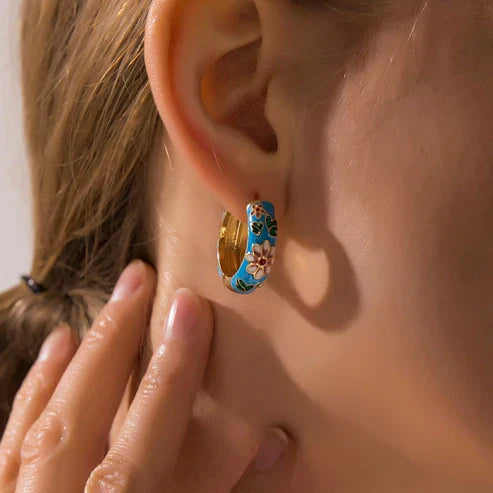 Elegante florale Creolen – lebhafte Emaille Ohrringe mit Blütenmuster