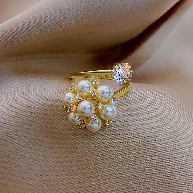 Verstellbarer Ring mit Perlen und glänzenden Kristallen