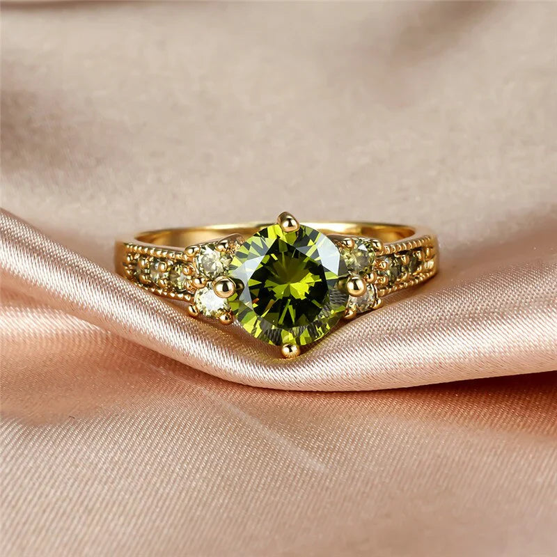 Eleganter Ring mit olivgrünem Kristall
