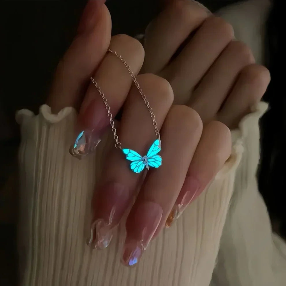 Leuchtendes Schmetterlings-Schmuckset: Halskette und Armband in Hellblau