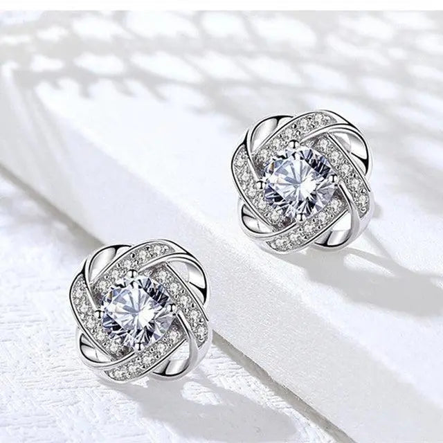 Glitzernde Spiral-Ohrstecker mit Zirkonia und Blüten-Kreuzdesign
