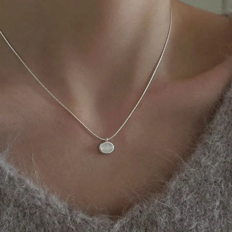 Zeitlose Halskette mit schimmerndem Mondstein-Anhänger für Eleganz