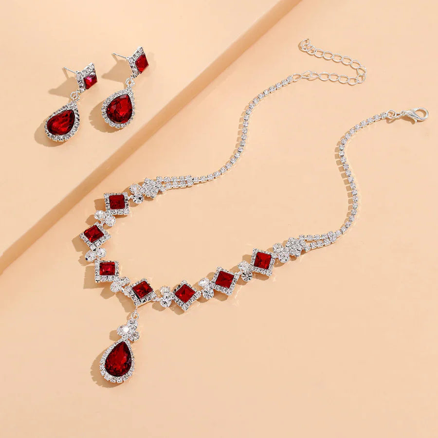 Elegantes Collier-Set mit roten Strasssteinen und tropfenförmigen Ohrringen
