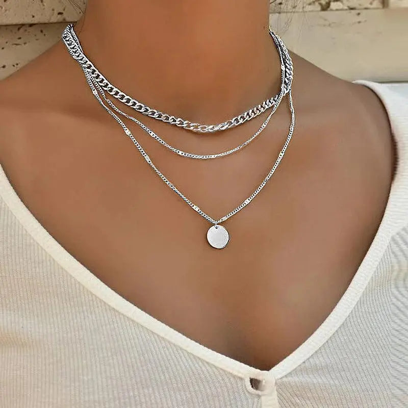 Mehrlagige Kette mit Plättchen-Anhänger im Boho-Stil
