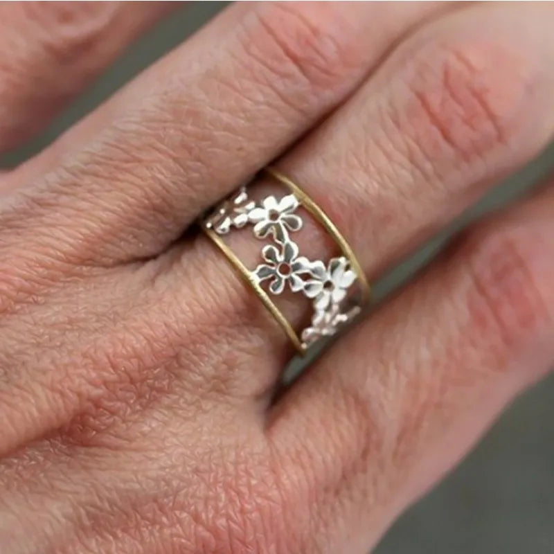 Verstellbare Ringe mit Cluster-Design und Flora-förmigen Vertiefungen