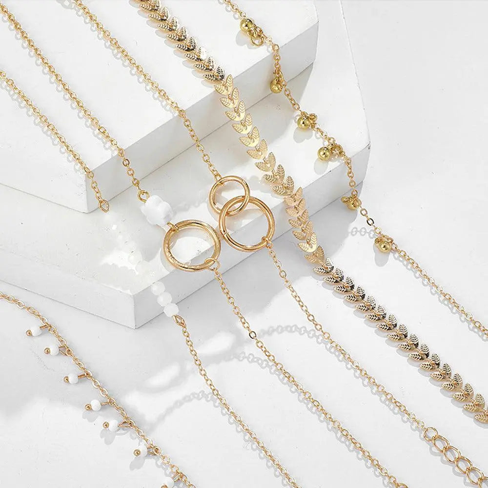 Verspieltes Armband-Set mit Blättern und weißen Perlen