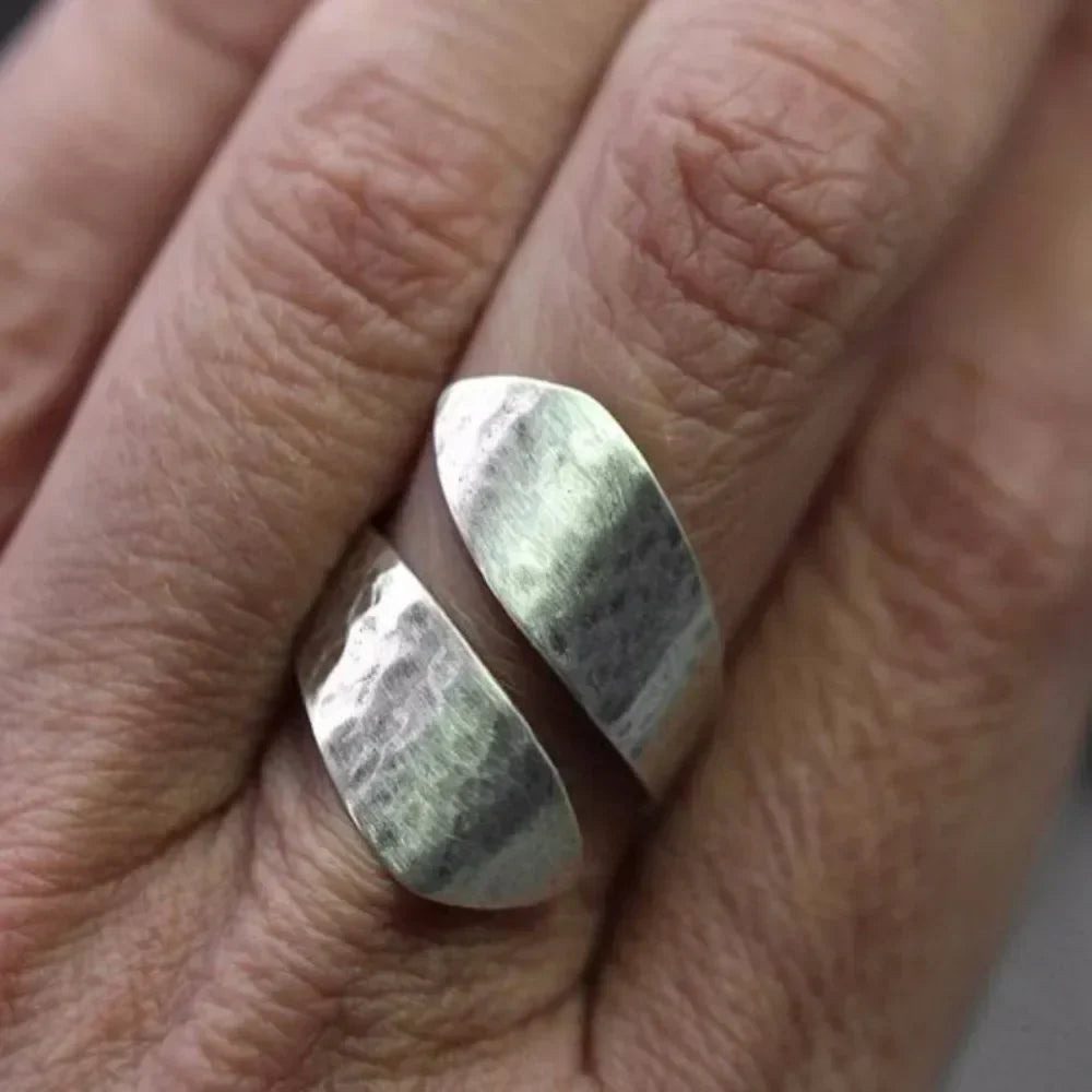 Verstellbarer Silberring mit gehämmertem Design