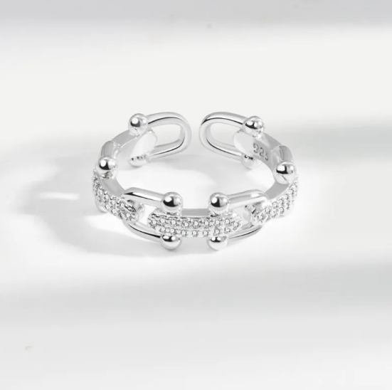 Hohler Ring mit Hufeisendesign
