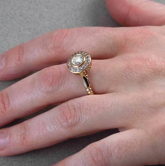 Ring mit goldfarbener Mikroeinlage