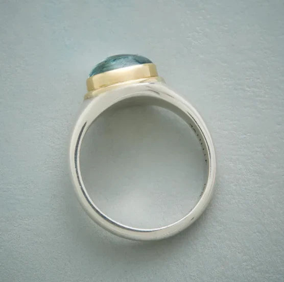 Zweifarbiger Ring mit Aquamarin-Chalcedon-Stein