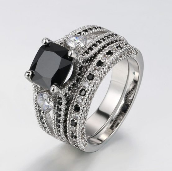 Ring mit schwarzem Zirkon und Kristallen