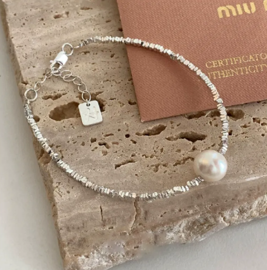 Glamouröses Armband mit geometrischen Elementen, Herz und Perlendetail