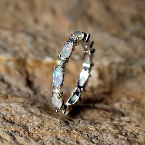 Ring mit Opal in Herzform