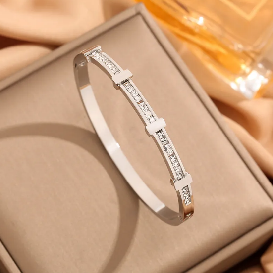 Edles Armband mit doppelreihigen Zirkonia-Kristallen und geometrischem Design