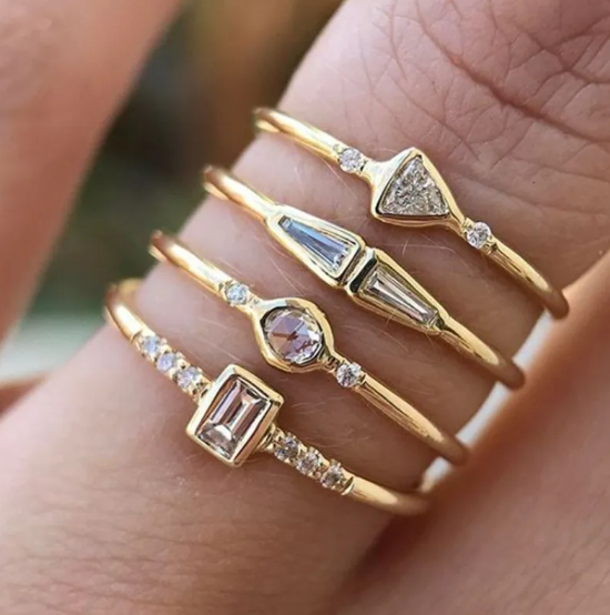 Quadratischer Ring mit vier Zirkonia-Steinen