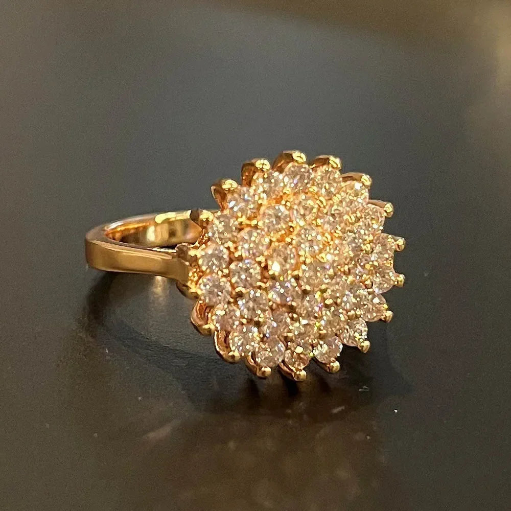 Blumen- und Zirkonring mit Kristallen