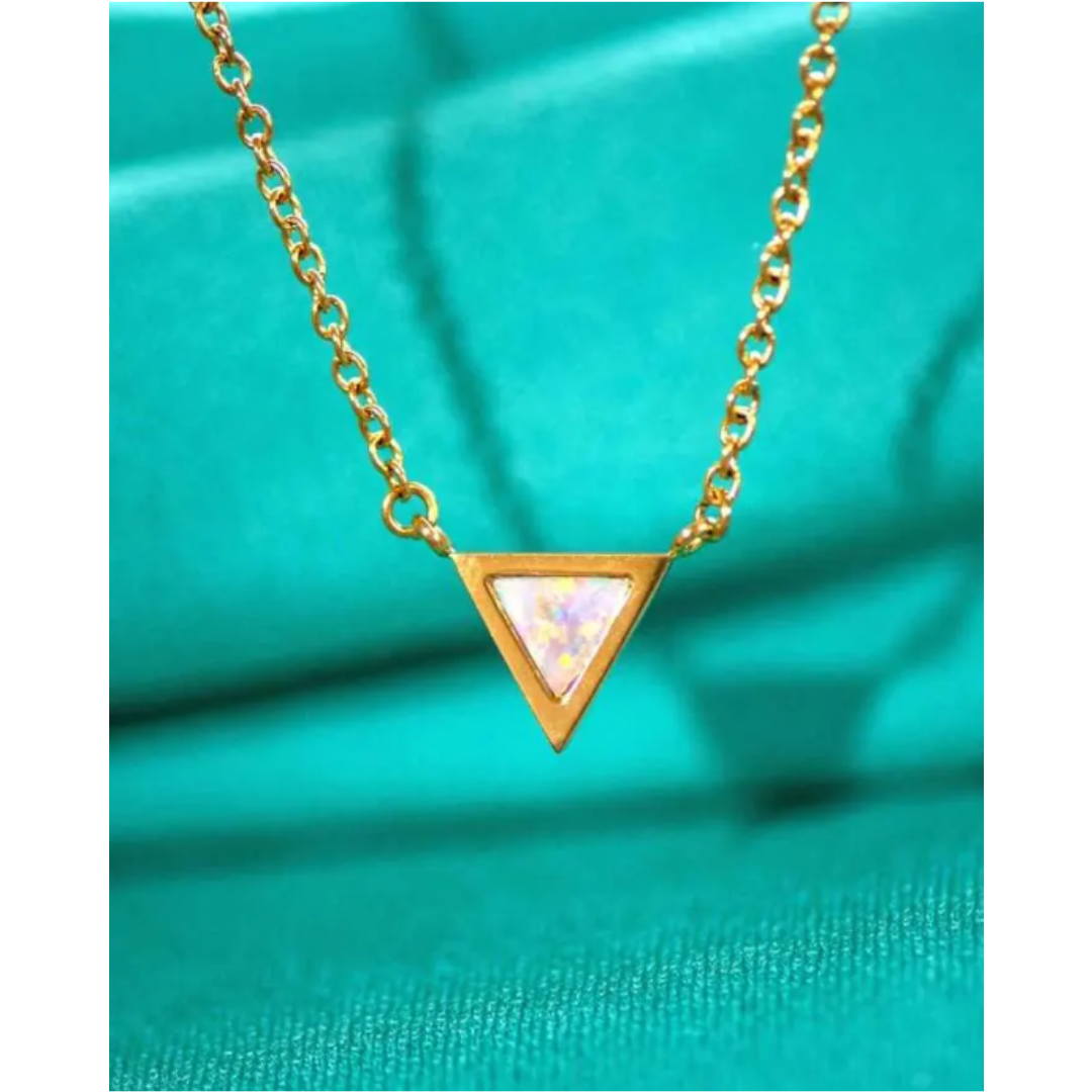 Zarte Opal-Dreieckskette mit schimmerndem Stein für minimalistischen Stil