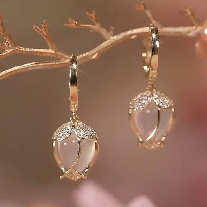 Elegante Ohrringe mit weißem Stein und Zirkonia