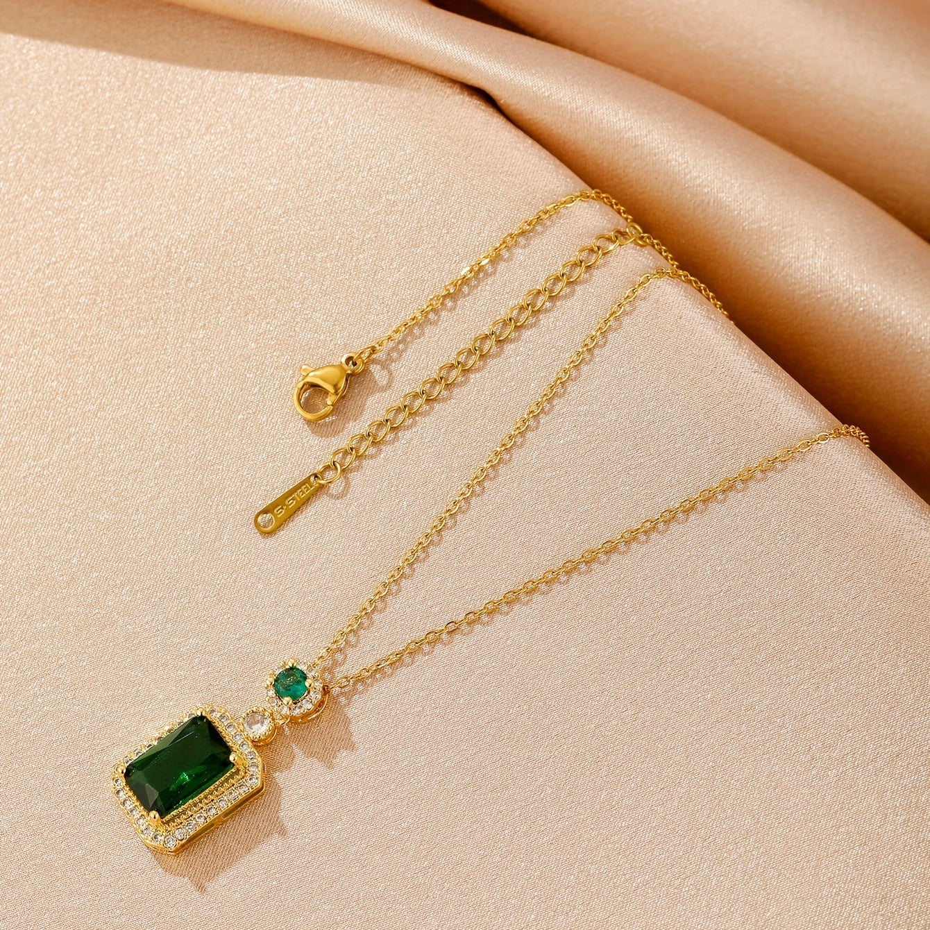 Elegante Smaragd-Halskette mit Zirkonia-Akzenten und filigraner Kette