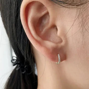 Funkelnde Klappcreolen mit farbigen Zirkoniasteinen - vielseitig und elegant
