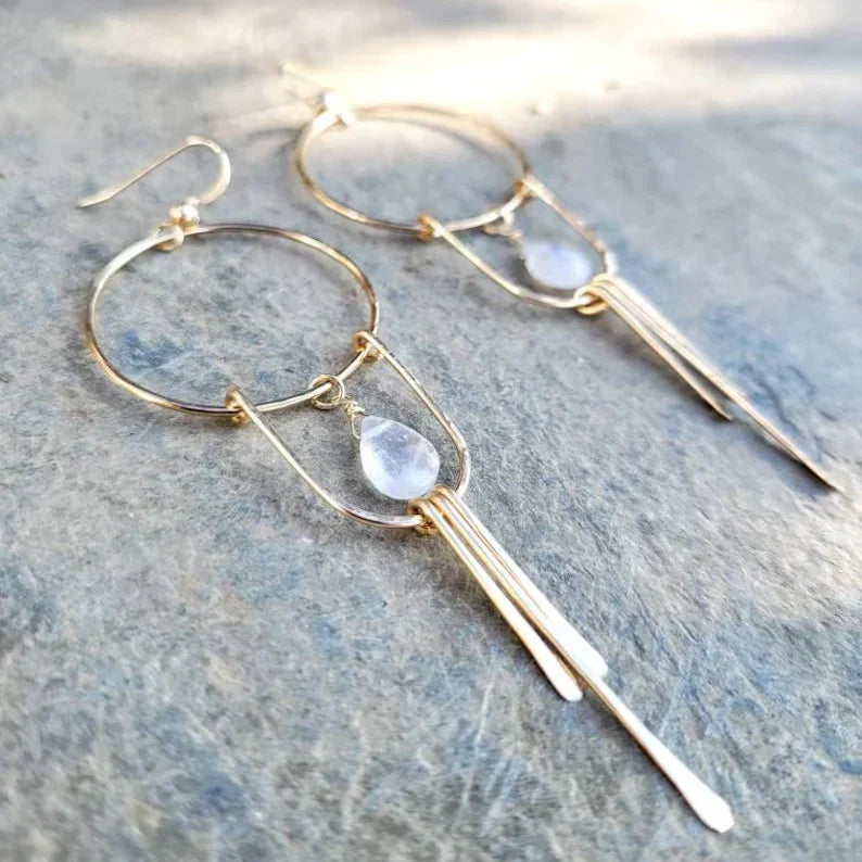 Elegante Ohrringe mit weißem Edelstein und schwingenden Tropfen