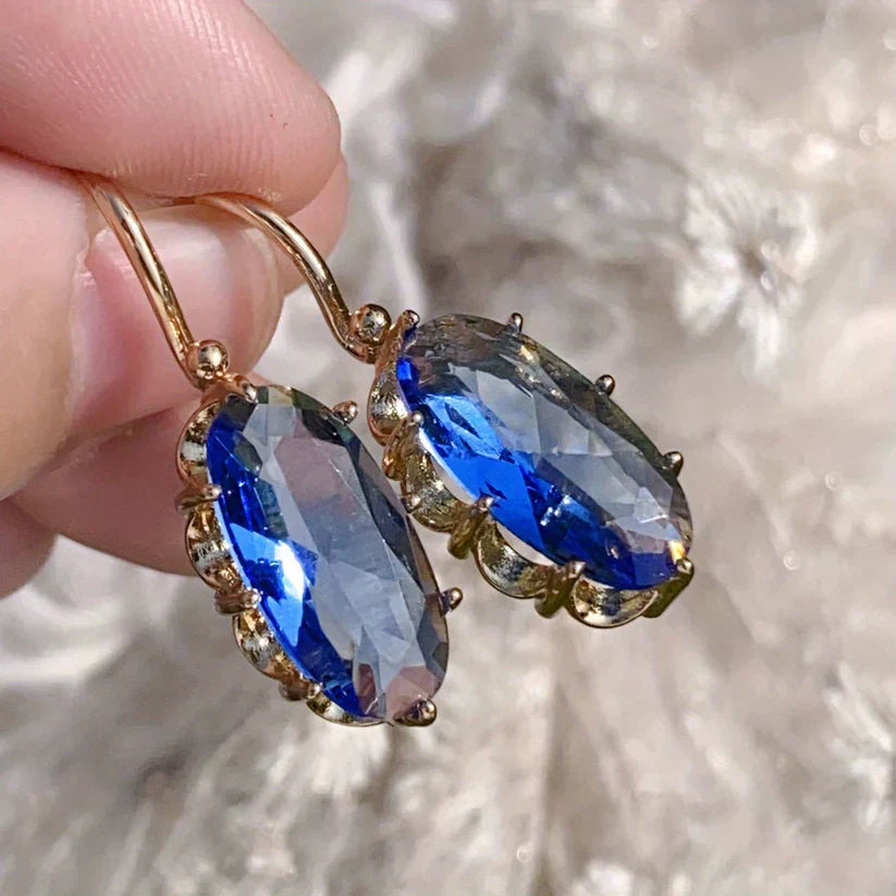 Funkelnde tropfenförmige Ohrhänger mit saphirblauen facettierten Zirkonia