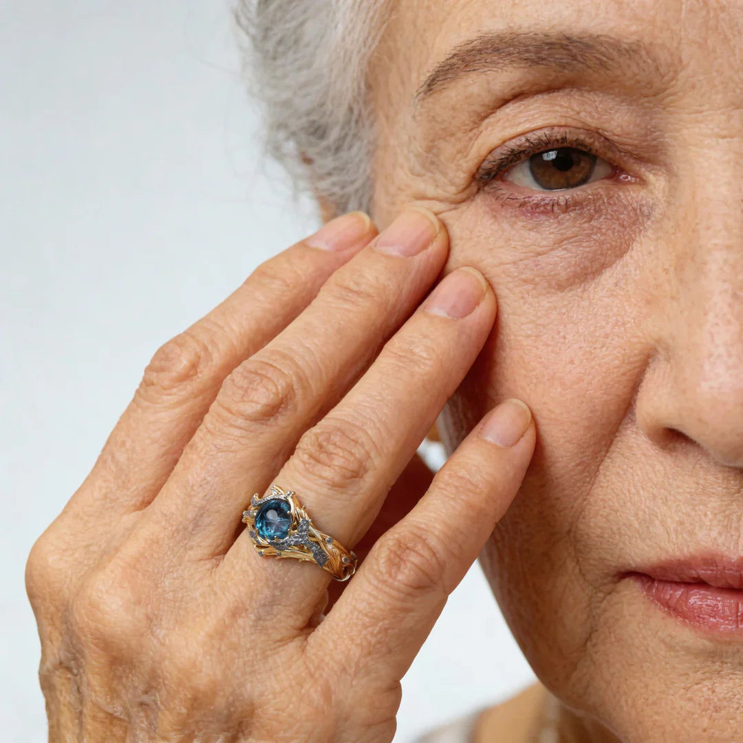 Eleganter Vintage Goldring mit großem blauen Topas und Kristallen